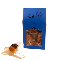 pochette de caramel au miel et chocolat de chez Chocolats Andrée offre une harmonie parfaite entre le doux parfum du miel, le fondant du caramel et l'intensité subtile du chocolat, créant une expérience gustative raffinée et irrésistible