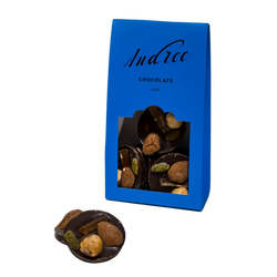 Les mendiants au chocolat de la marque Andrée Chocolats sont des disques de chocolat noir garnis de fruits secs et de noix, offrant une harmonie parfaite de saveurs sucrées et croquantes.