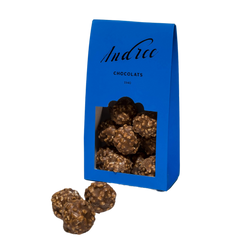 Ce paquet de rochers en chocolat de la marque Andrée Chocolats contient des boules de chocolat croquantes et garnies, offrant une expérience gourmande et texturée.